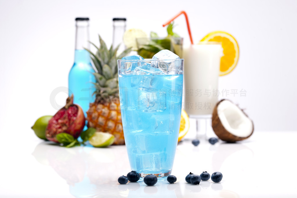 異國情調與純粹 白色背景下的酒飲藝術