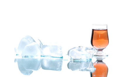 冰鎮黃金酒精飲料 品味與時尚的交融